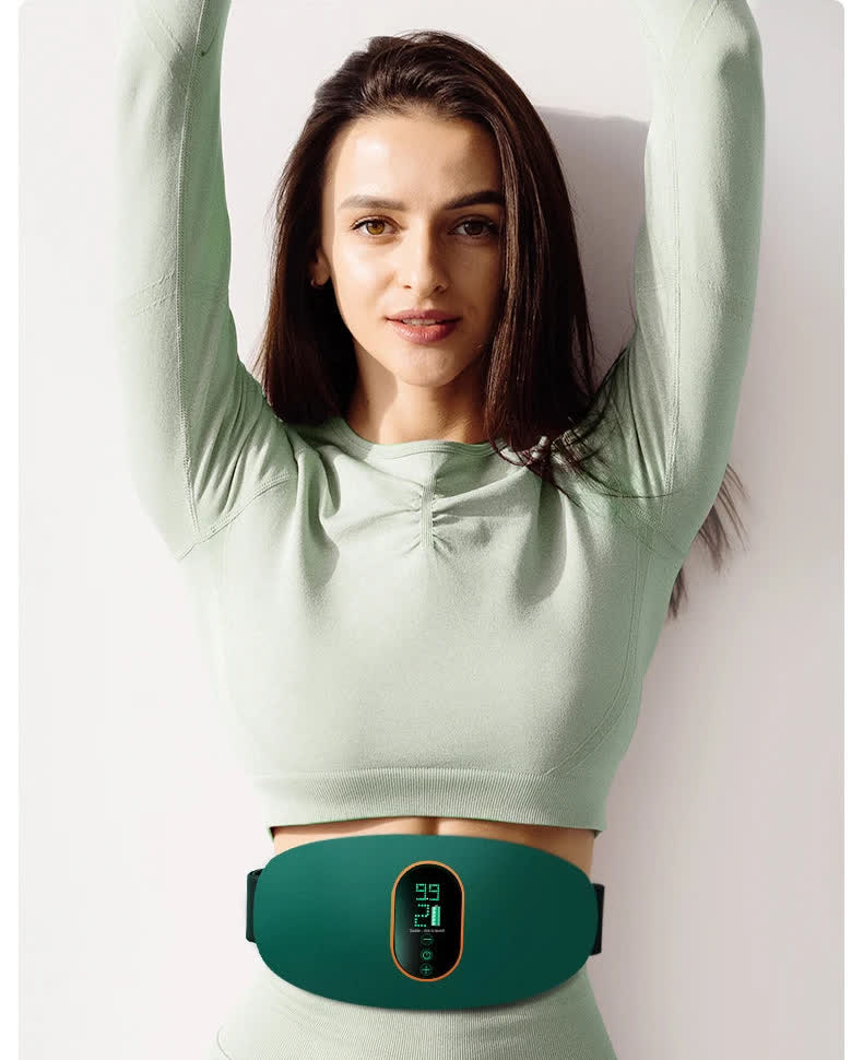 Mujer usando el cinturón masajeador EMS Urban Lux en la cintura